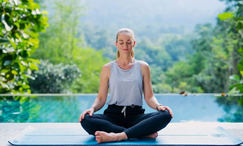 What techniques are recommended for effective visualization in meditation at SmartFitYoga?